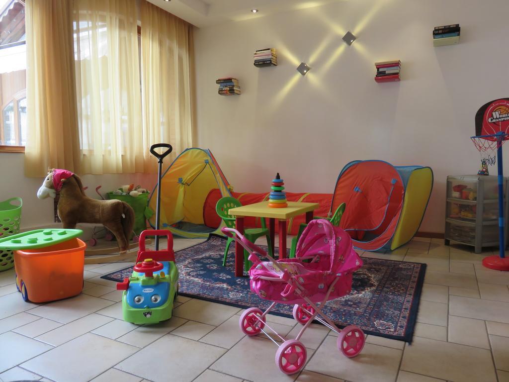 Hotel alle Rose Cavedago Esterno foto