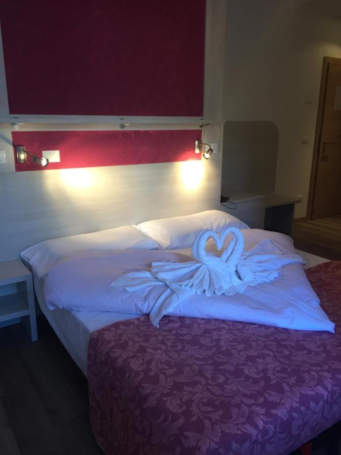 Hotel alle Rose Cavedago Esterno foto