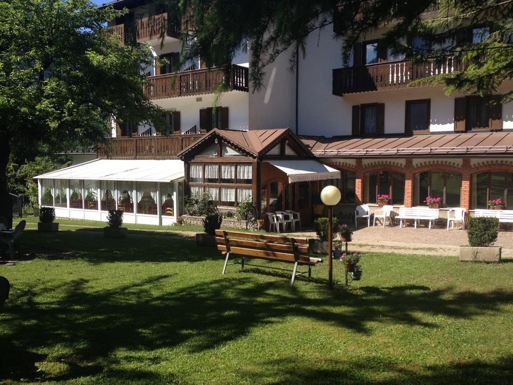 Hotel alle Rose Cavedago Esterno foto