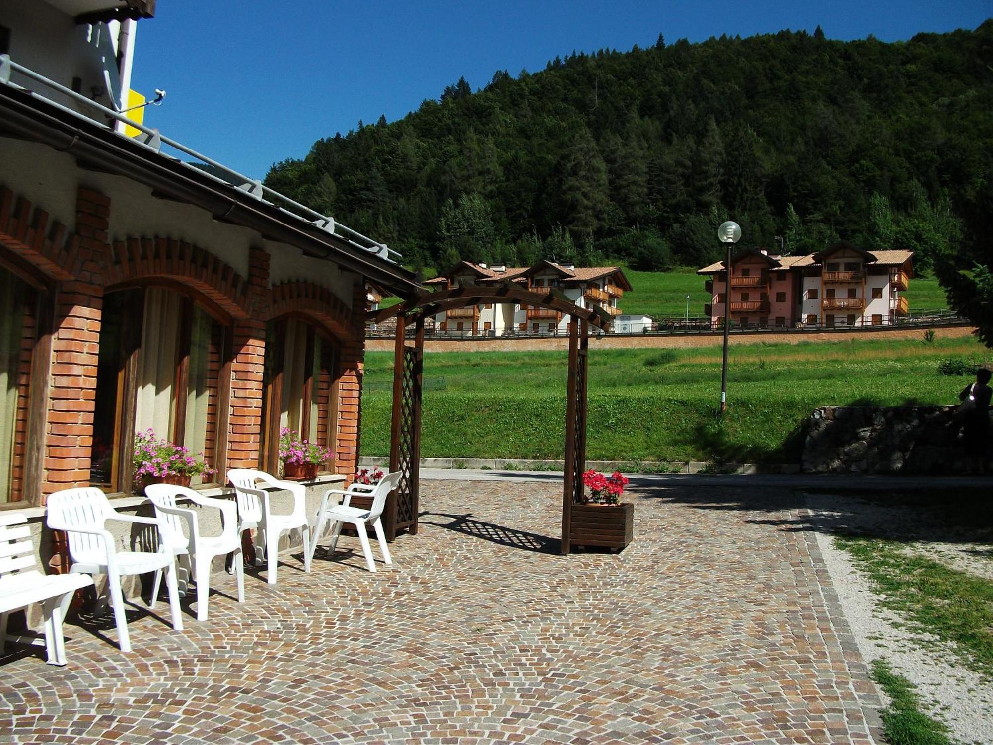 Hotel alle Rose Cavedago Esterno foto