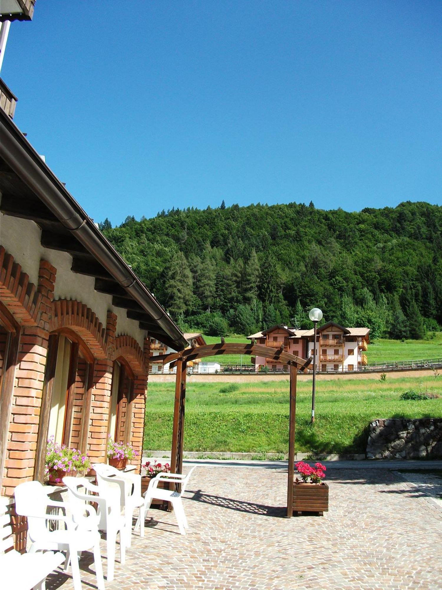 Hotel alle Rose Cavedago Esterno foto