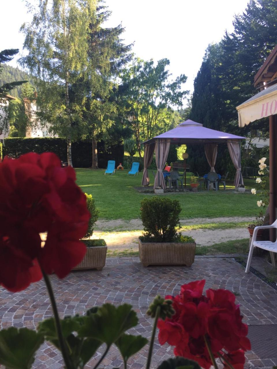Hotel alle Rose Cavedago Esterno foto
